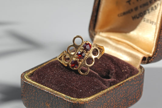 Vintage garnet trilogy ring in 9 carat gold