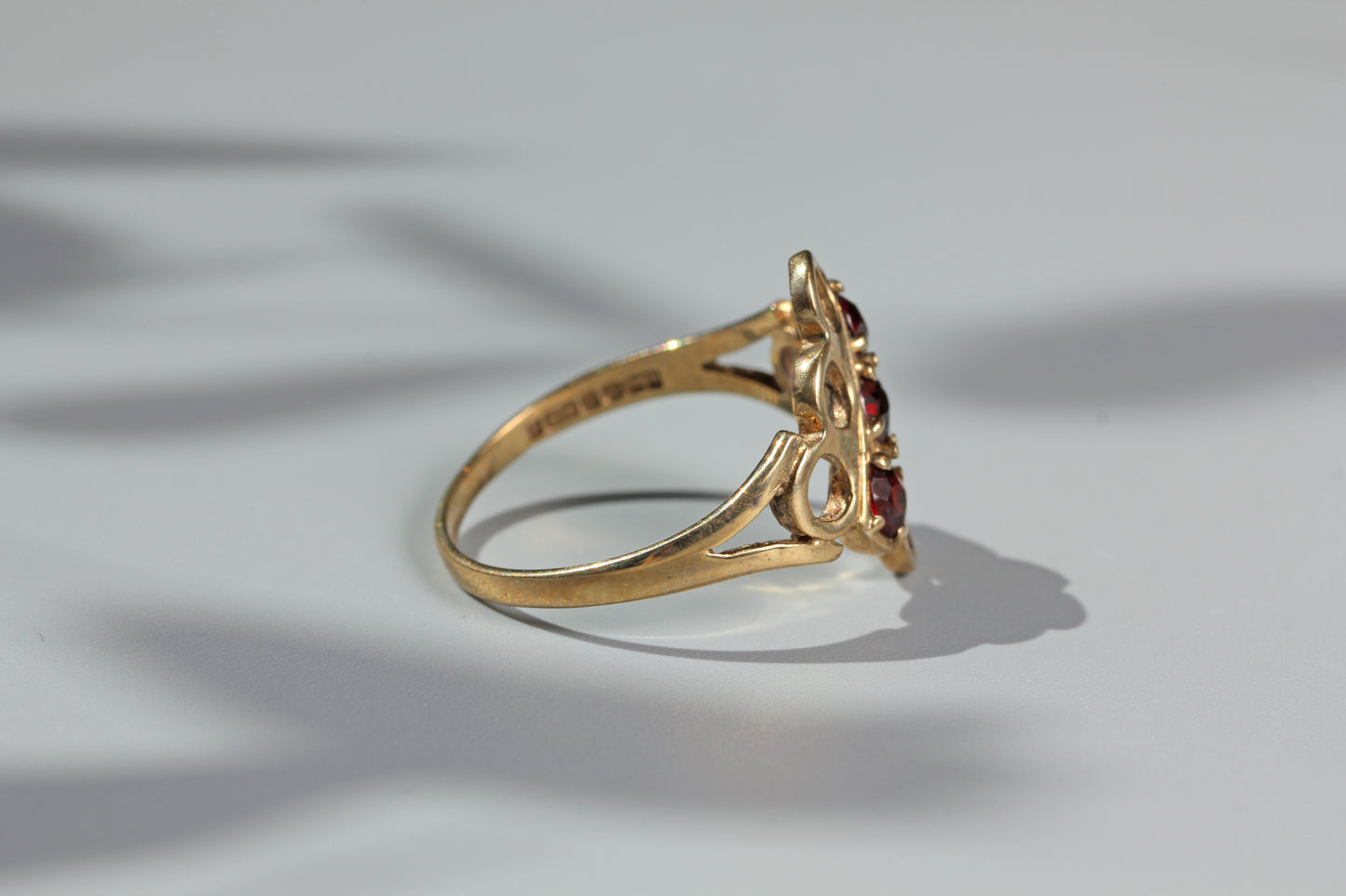 Vintage garnet trilogy openwork panel ring, in 9 carat gold