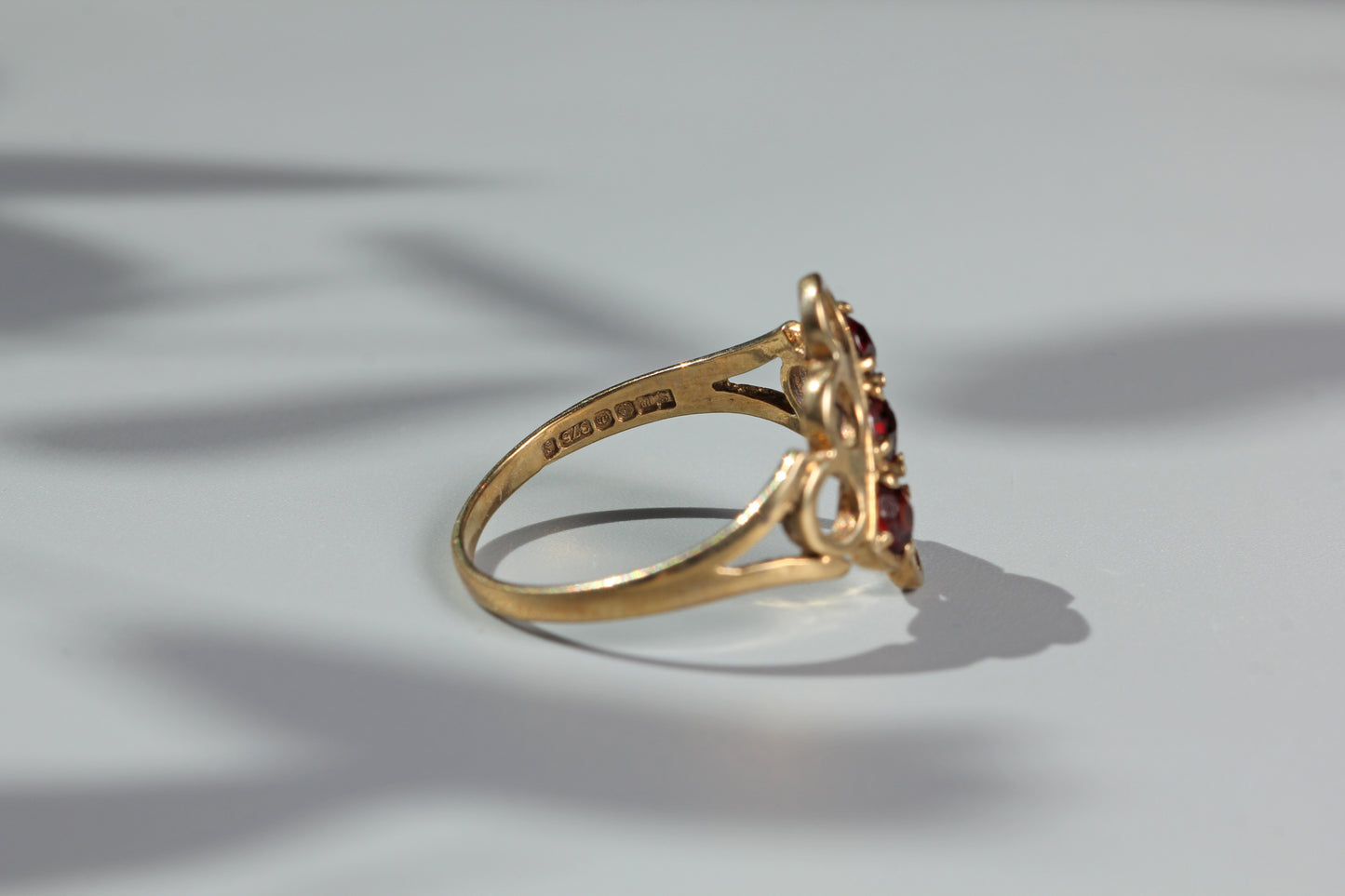 Vintage garnet trilogy openwork panel ring, in 9 carat gold