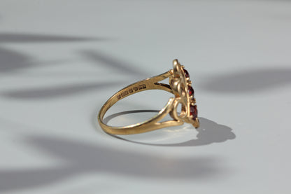 Vintage garnet trilogy openwork panel ring, in 9 carat gold