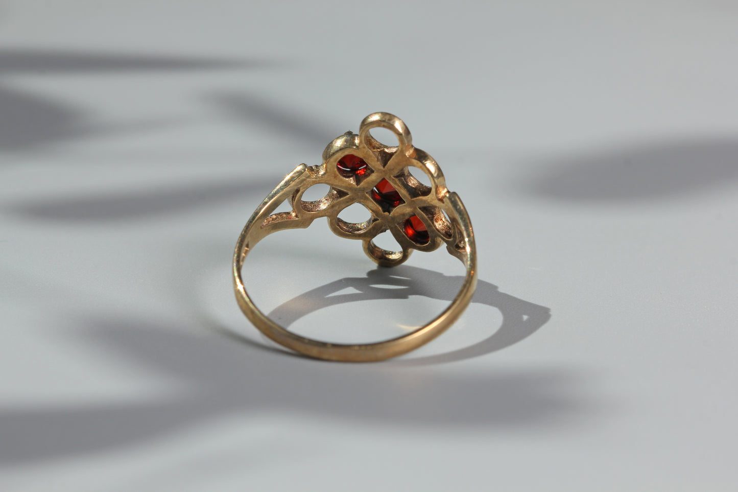 Vintage garnet trilogy openwork panel ring, in 9 carat gold