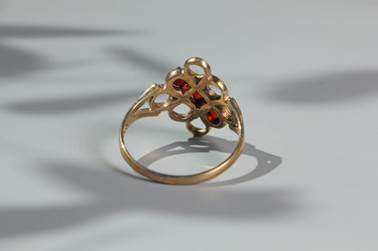 Vintage garnet trilogy openwork panel ring, in 9 carat gold