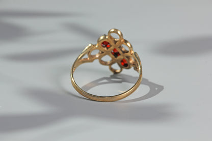 Vintage garnet trilogy openwork panel ring, in 9 carat gold