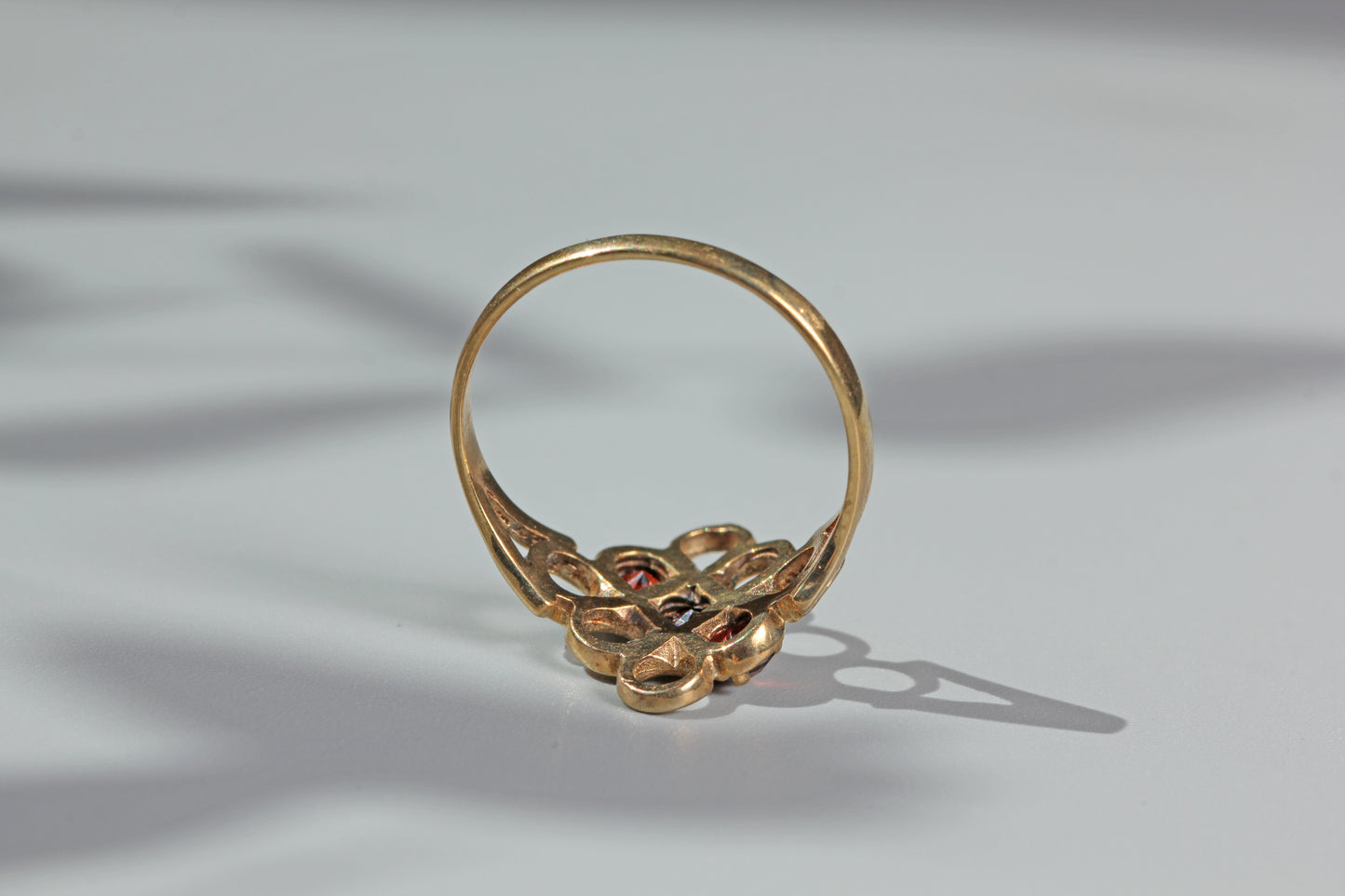 Vintage garnet trilogy openwork panel ring, in 9 carat gold