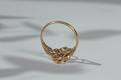 Vintage garnet trilogy openwork panel ring, in 9 carat gold