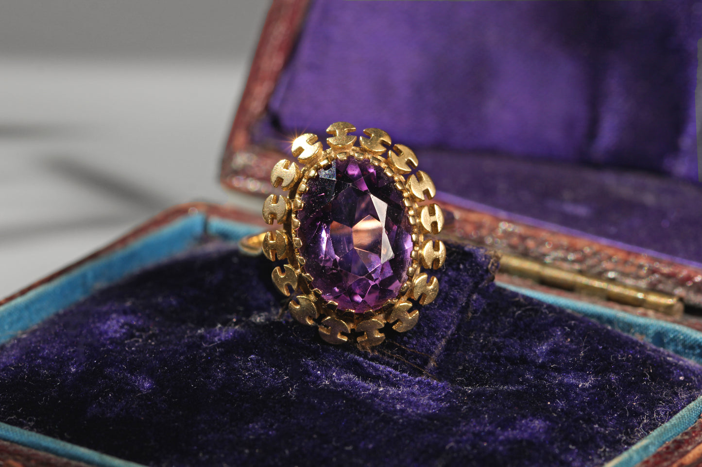 Vintage purple cocktail ring in 9 carat gold