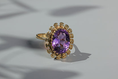 vintage gold ring side view