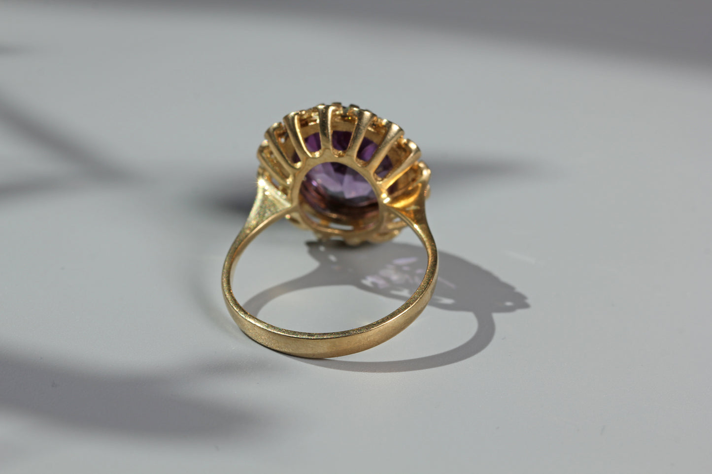 Vintage purple amethyst solitaire ring, in 9 carat gold