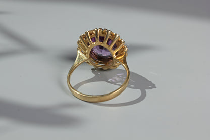 Vintage purple amethyst solitaire ring, in 9 carat gold