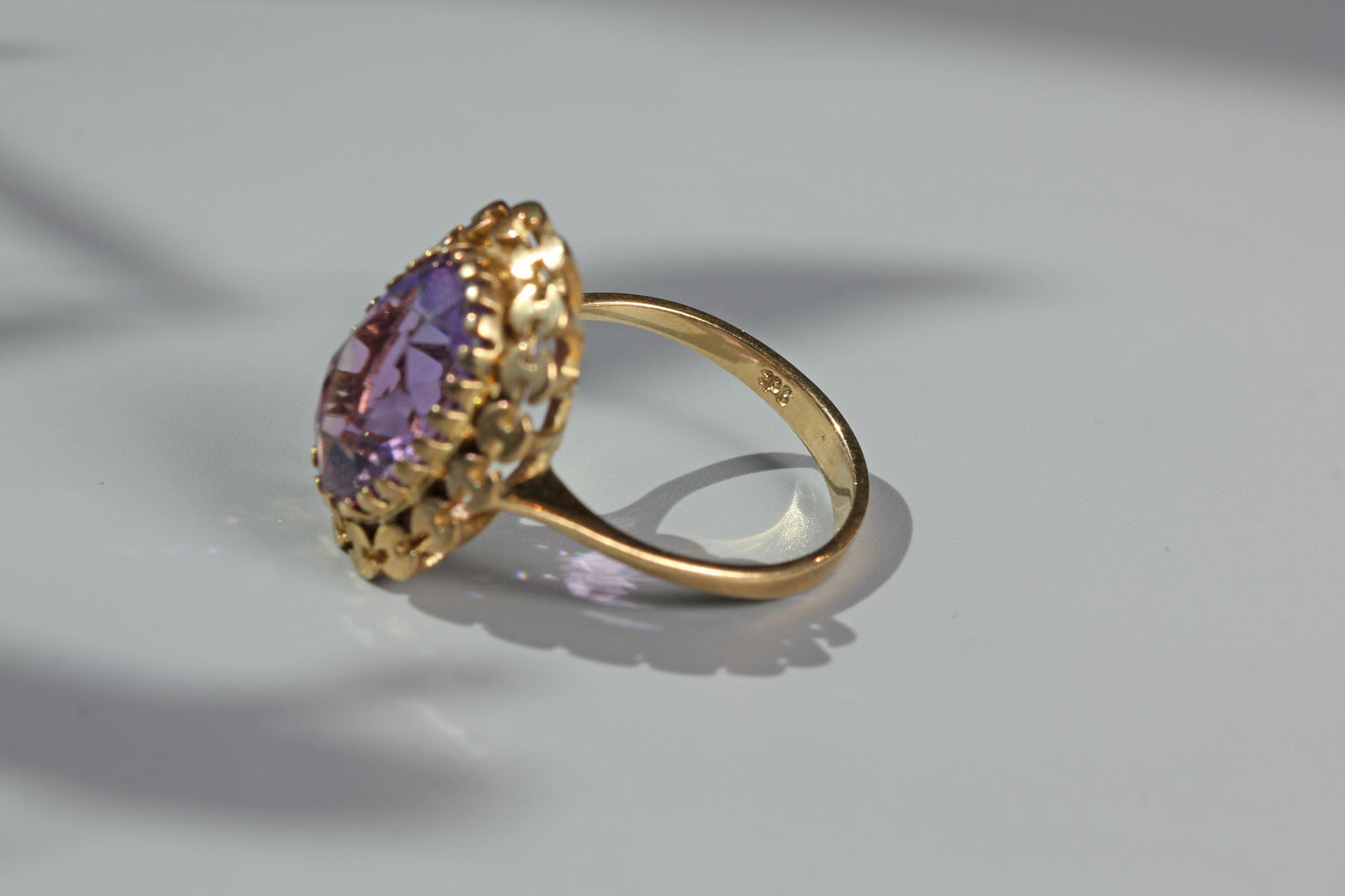 Vintage purple amethyst solitaire ring, in 9 carat gold