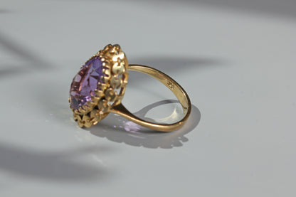Vintage purple amethyst solitaire ring, in 9 carat gold