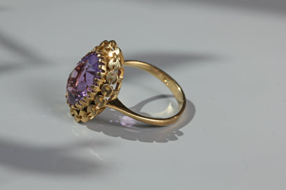 Vintage purple amethyst solitaire ring, in 9 carat gold