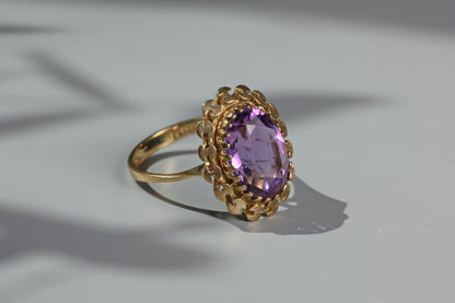 Vintage purple amethyst solitaire ring, in 9 carat gold