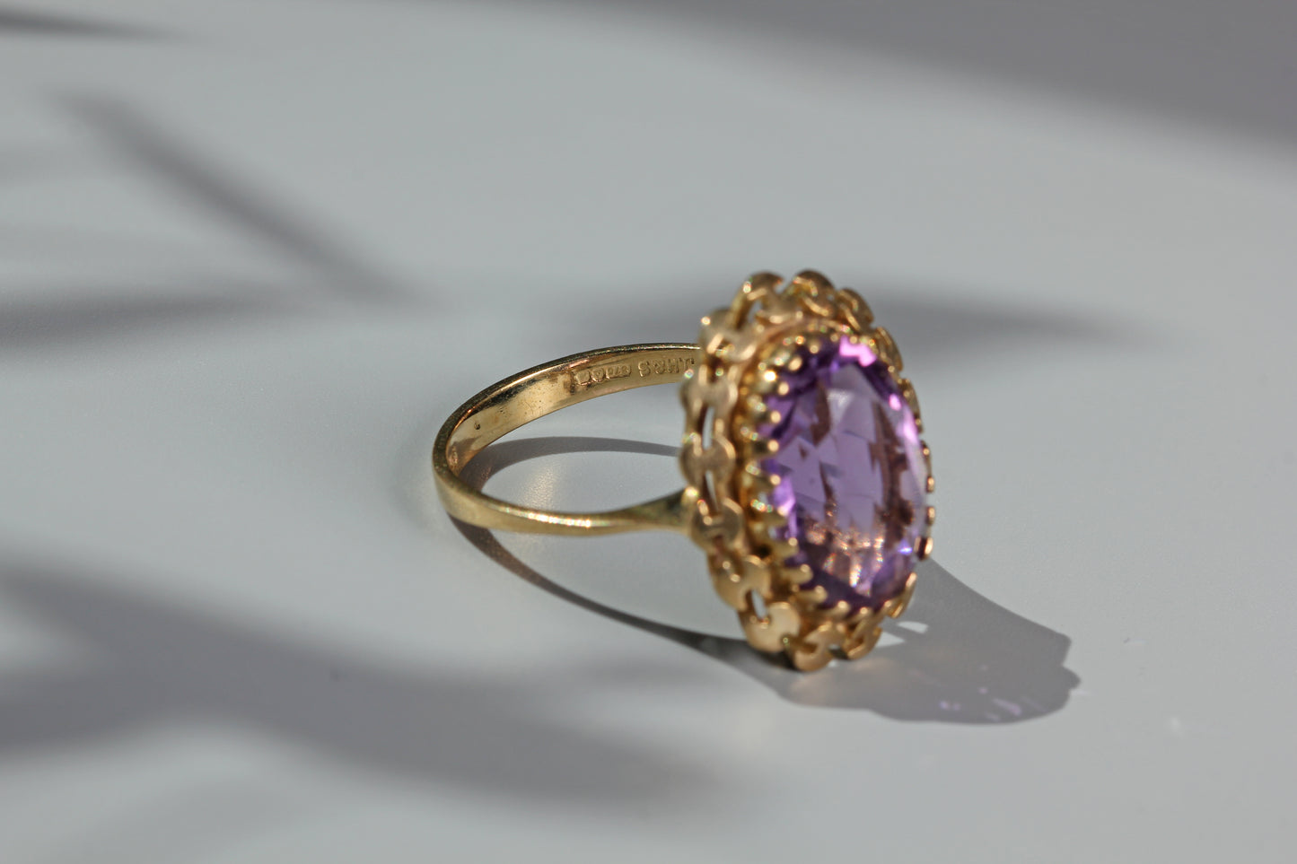 Vintage purple amethyst solitaire ring, in 9 carat gold