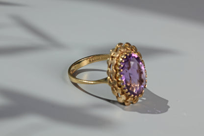 Vintage purple amethyst solitaire ring, in 9 carat gold