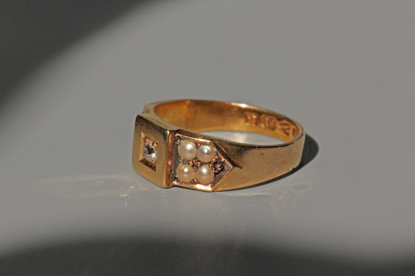 Antique victorian old cut diamond and pearl band ring, in 18 carat gold