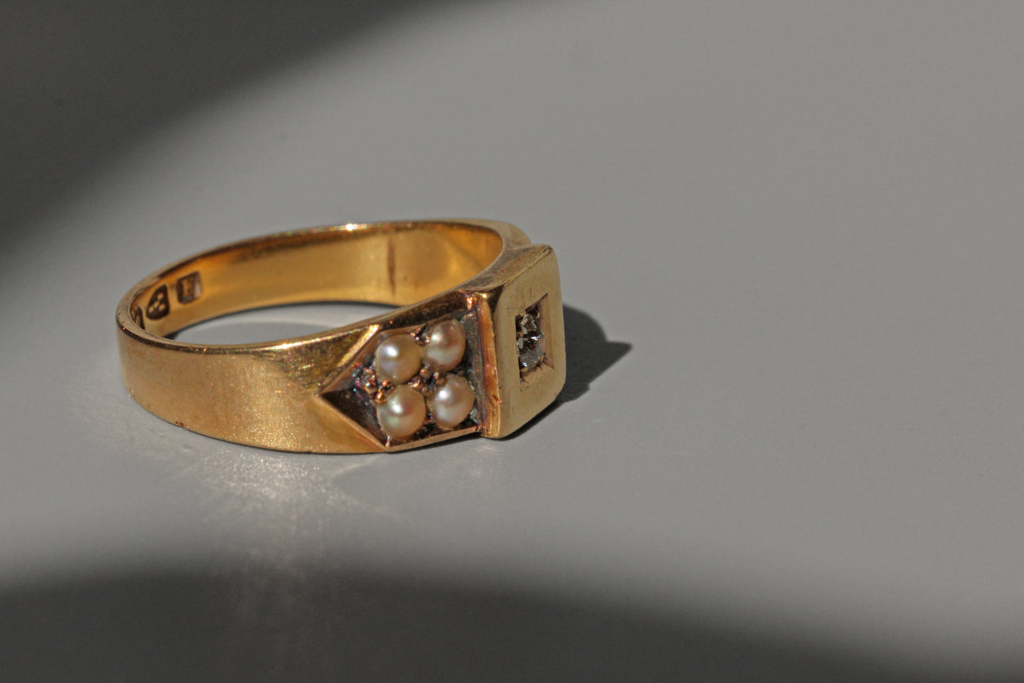 Antique victorian old cut diamond and pearl band ring, in 18 carat gold