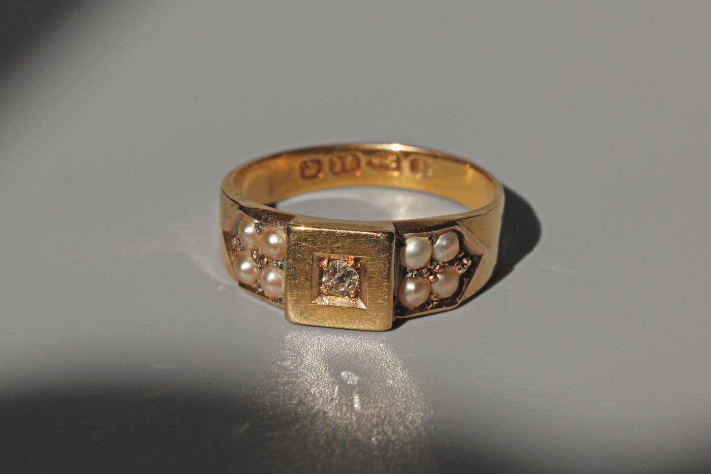 Antique victorian old cut diamond and pearl band ring, in 18 carat gold