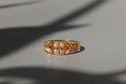 Antique victorian pearl diamond and ruby ring, in 15 carat gold