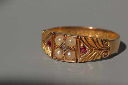 Antique victorian pearl diamond and ruby ring, in 15 carat gold