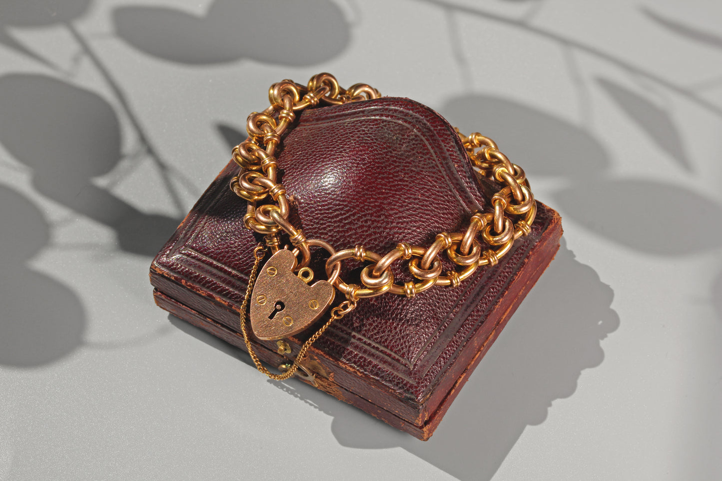 Antique fancy link heart padlock bracelet, in 9 carat gold