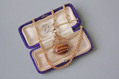 Vintage spinning fob with tigers eye and onyx, in 9 carat gold