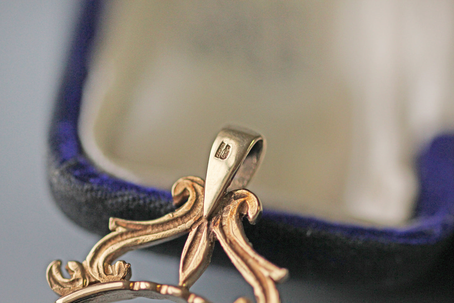 Vintage spinning fob with tigers eye and onyx, in 9 carat gold