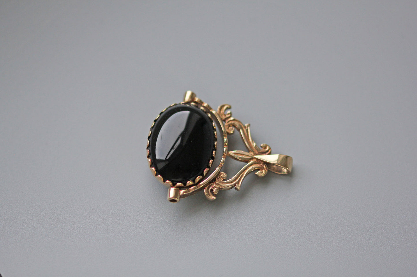 Vintage spinning fob with tigers eye and onyx, in 9 carat gold