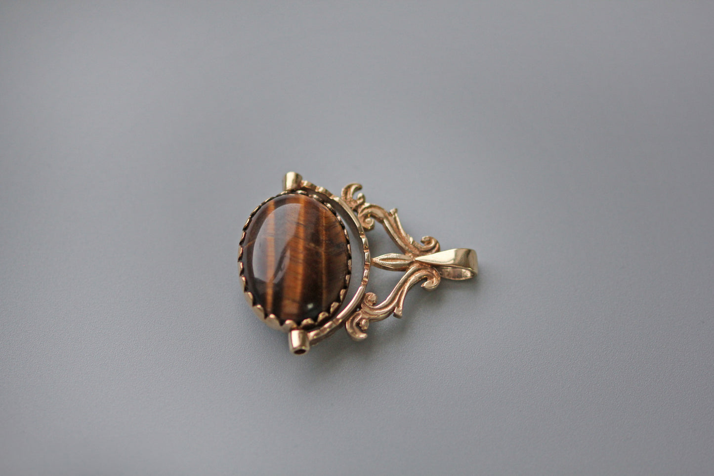 Vintage spinning fob with tigers eye and onyx, in 9 carat gold