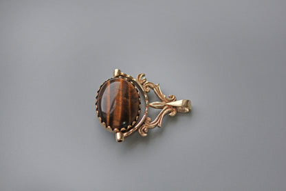 Vintage spinning fob with tigers eye and onyx, in 9 carat gold