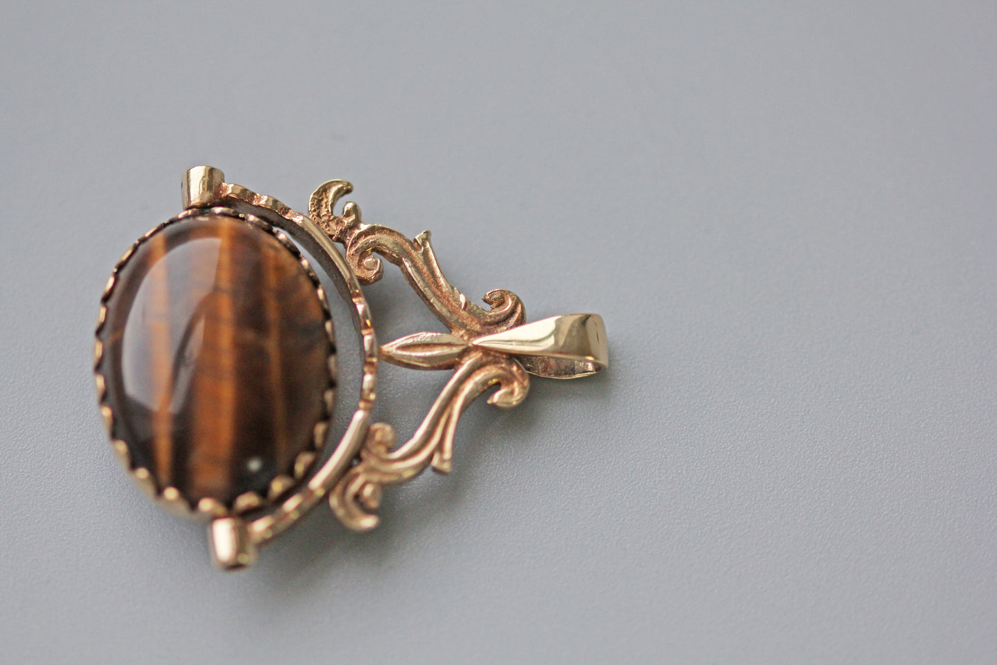 Vintage spinning fob with tigers eye and onyx, in 9 carat gold