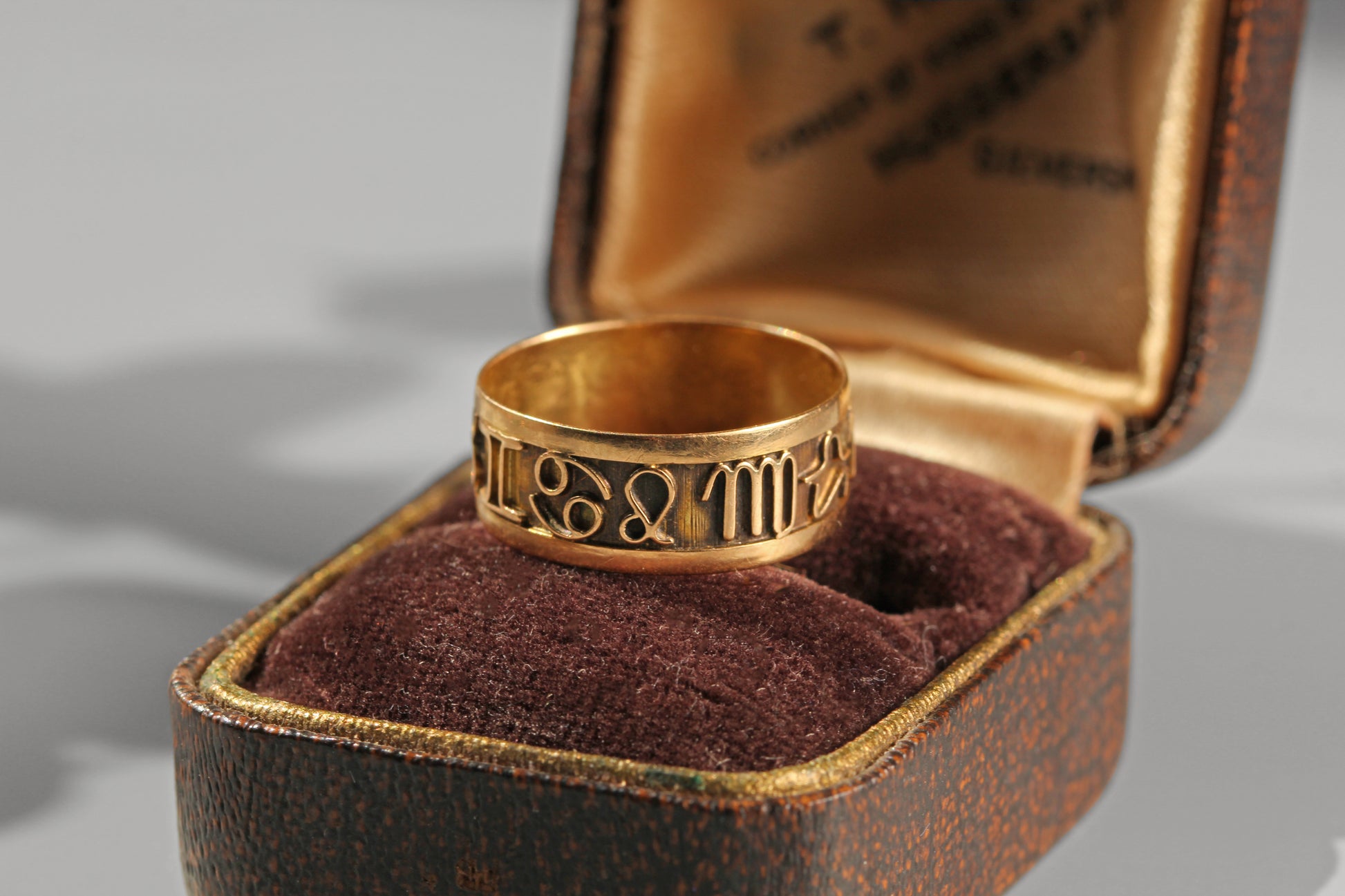 Vintage 18 carat gold zodiac band ring with openwork celestial symbols
