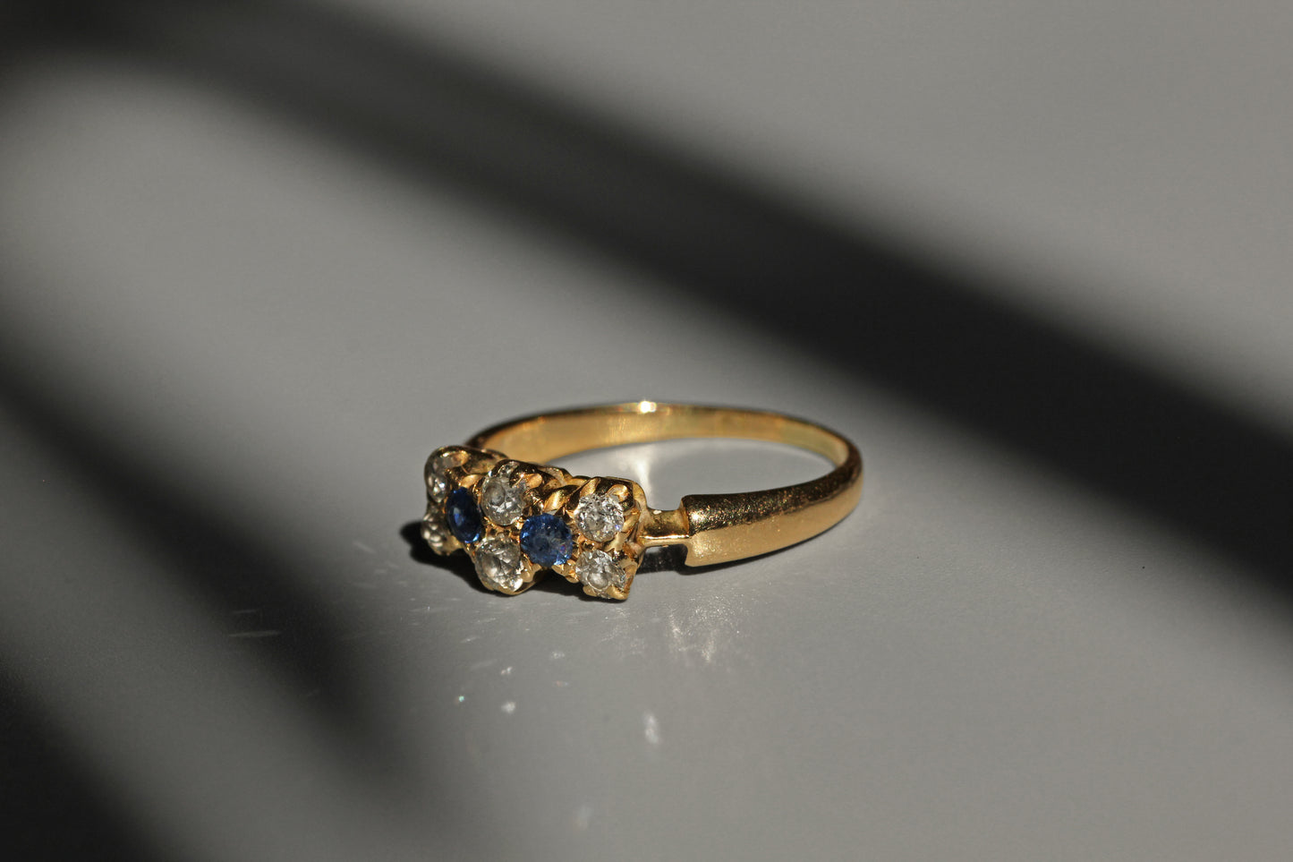 Antique art deco sapphire and old cut diamond ring, in 18 carat gold