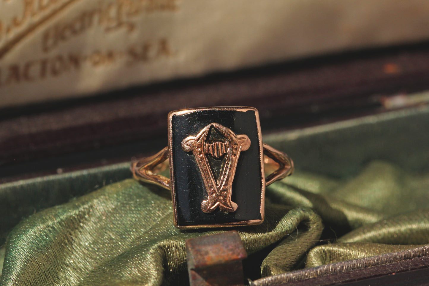 Antique edwardian onyx lyre ring, in 9 carat rose gold