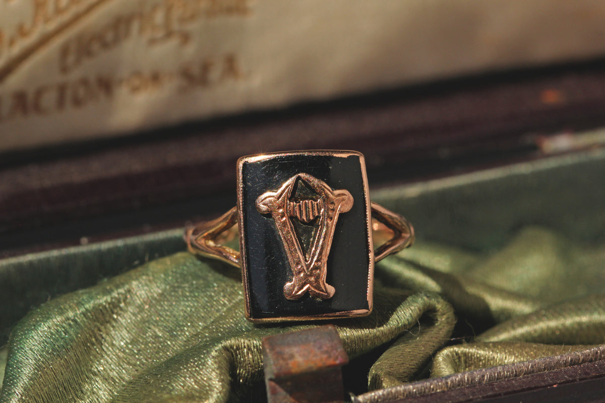 Edwardian antique onyx lyre ring in 9ct rose gold in green silk box