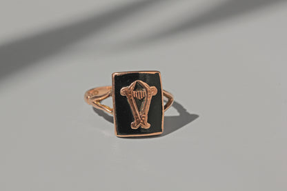 Antique edwardian onyx lyre ring, in 9 carat rose gold