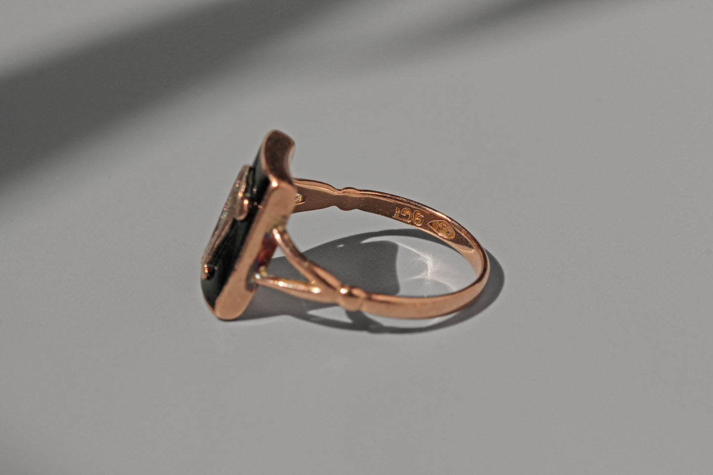 Antique edwardian onyx lyre ring, in 9 carat rose gold