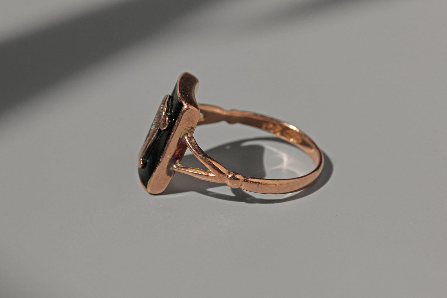 Antique edwardian onyx lyre ring, in 9 carat rose gold