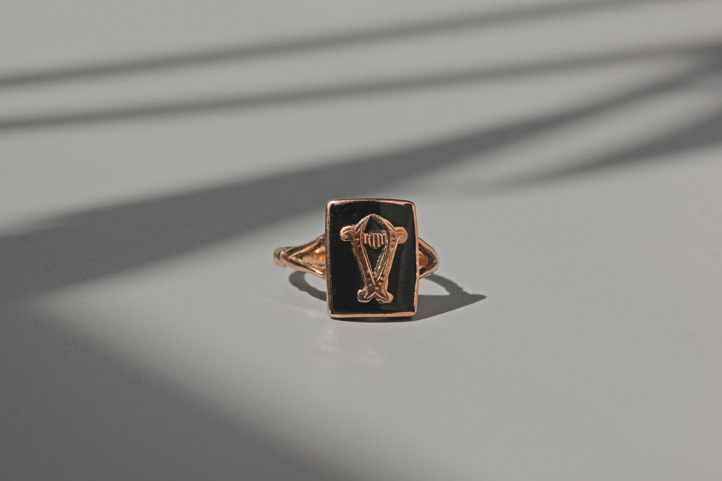 Antique edwardian onyx lyre ring, in 9 carat rose gold