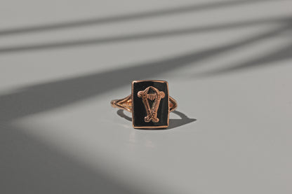 Antique edwardian onyx lyre ring, in 9 carat rose gold