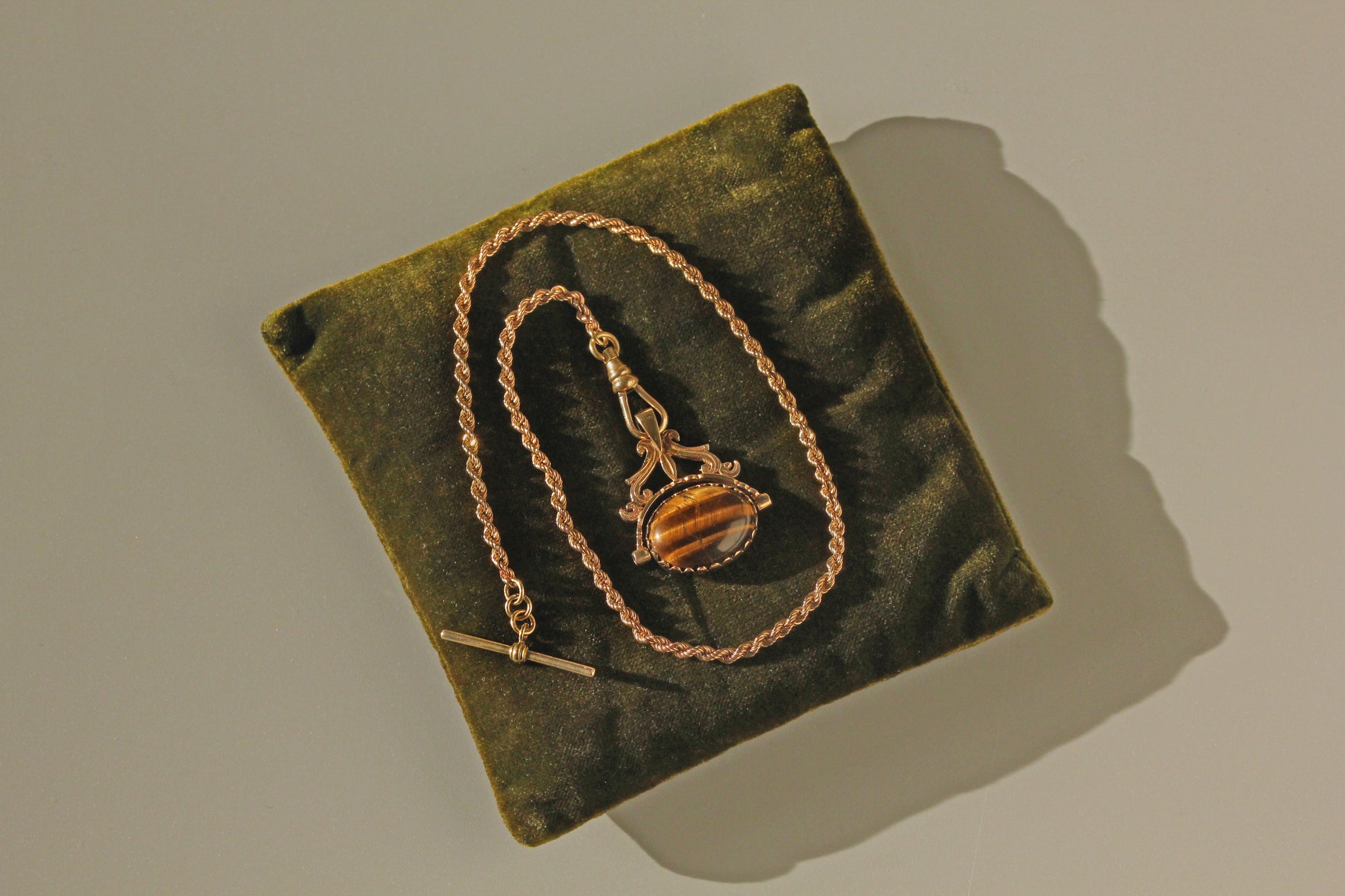 Vintage spinning fob with tigers eye and onyx in 9 carat gold