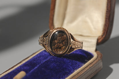 Antique edwardian hairwork mourning ring, in 9 carat gold