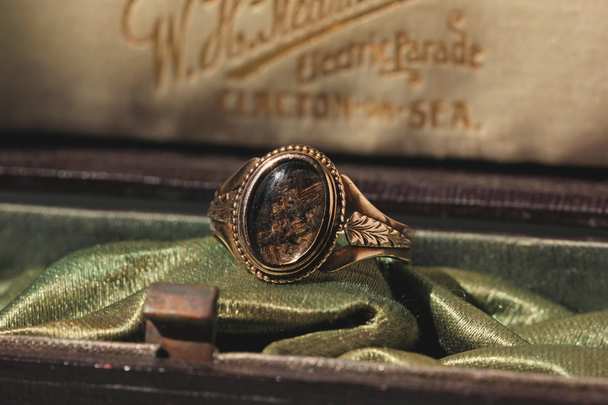 Antique edwardian hairwork mourning ring, in 9 carat gold