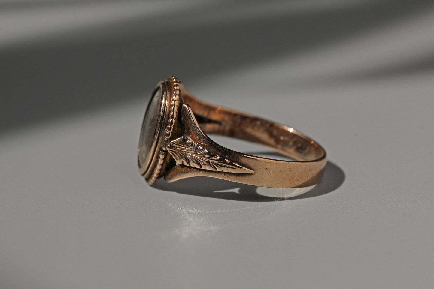 Antique edwardian hairwork mourning ring, in 9 carat gold