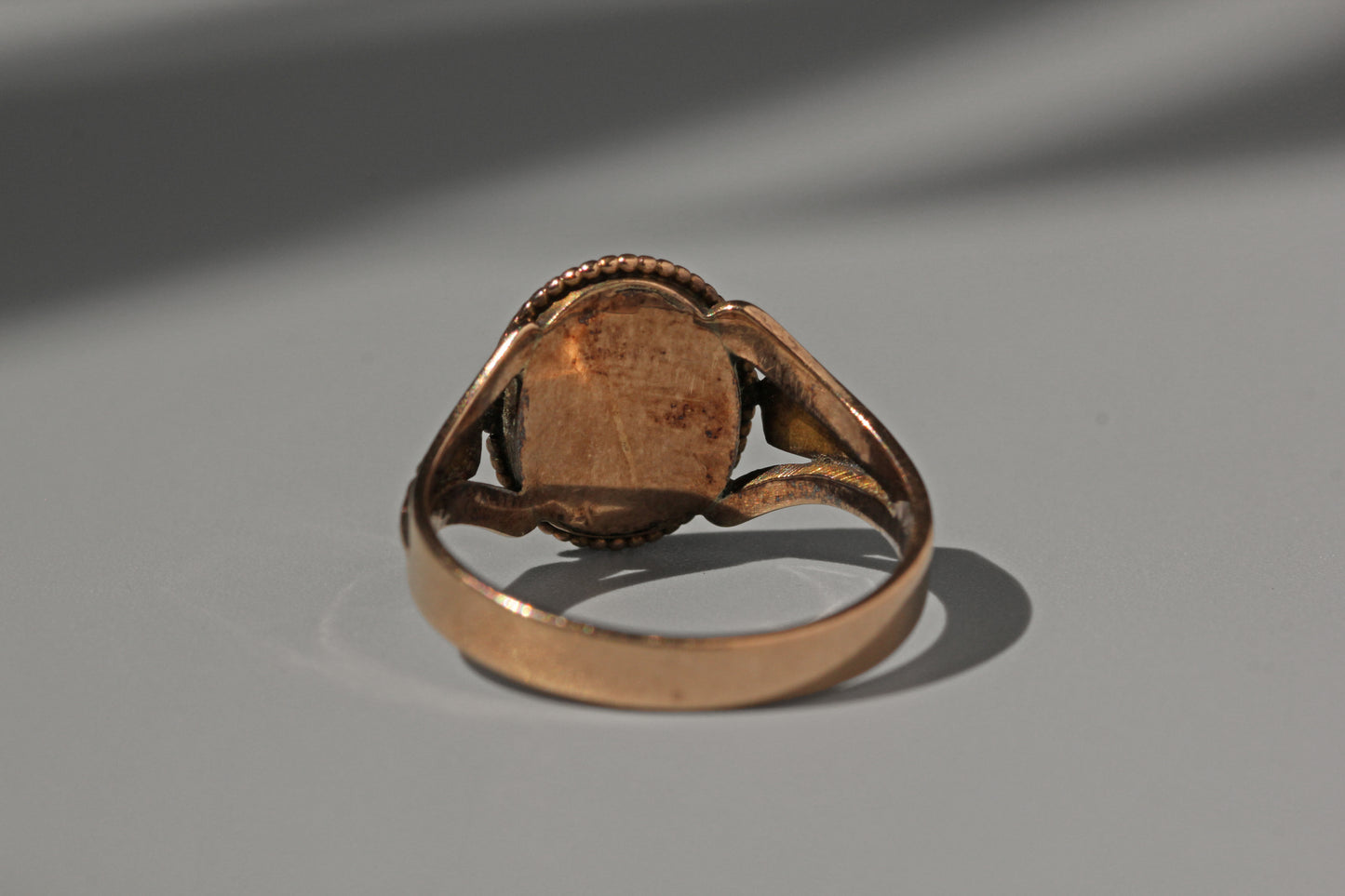 Antique edwardian hairwork mourning ring, in 9 carat gold