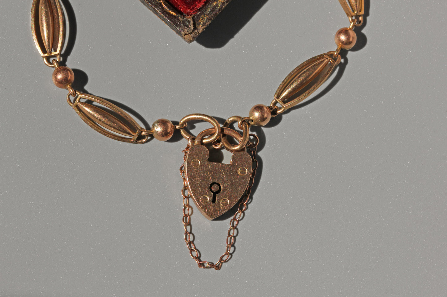 Antique victorian fancy link bracelet with heart padlock, in 9 carat gold