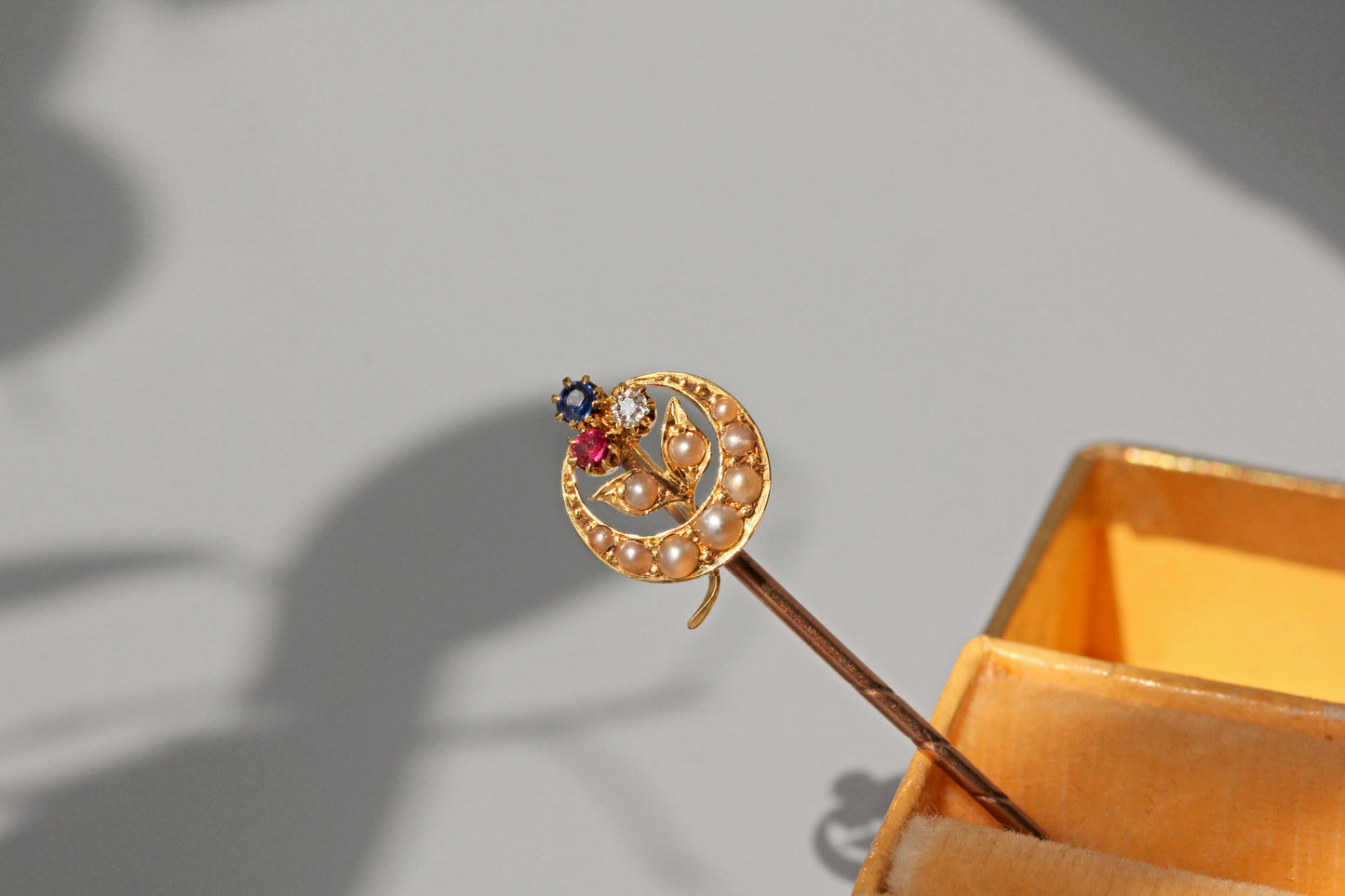 Antique Victorian trefoil crescent moon pin in 18 carat gold