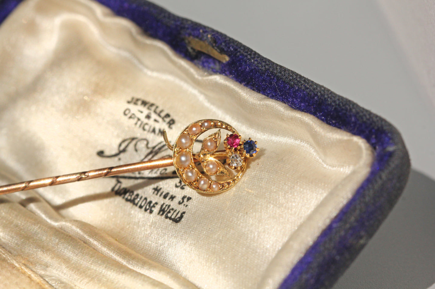 Antique victorian trefoil crescent moon pin, in 18 carat gold