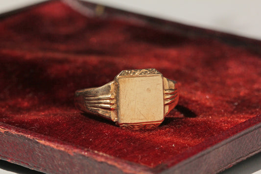 Vintage chunky signet ring in 9 carat gold in red velvet box