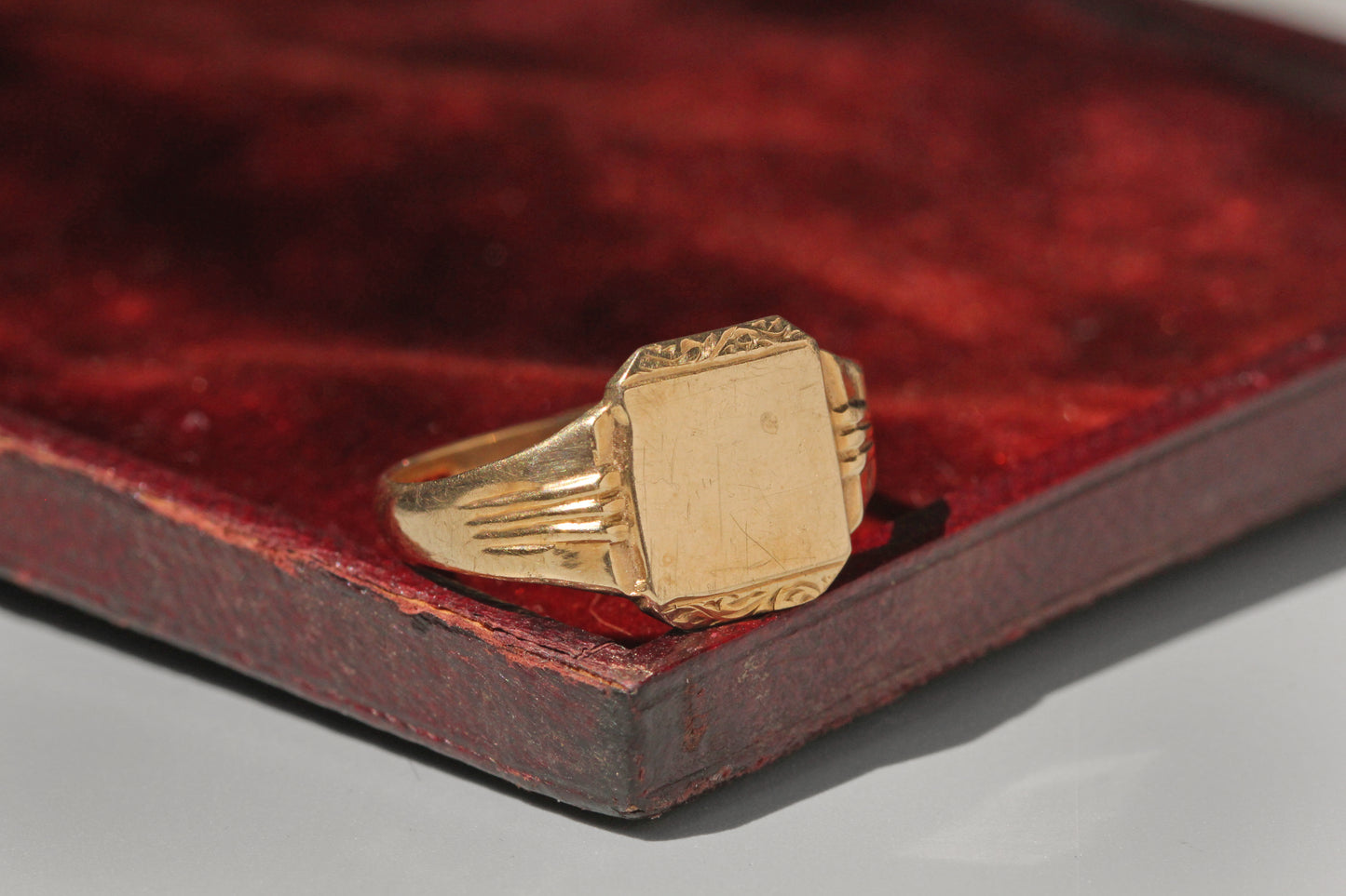 Vintage chunky signet ring, in 9 carat gold